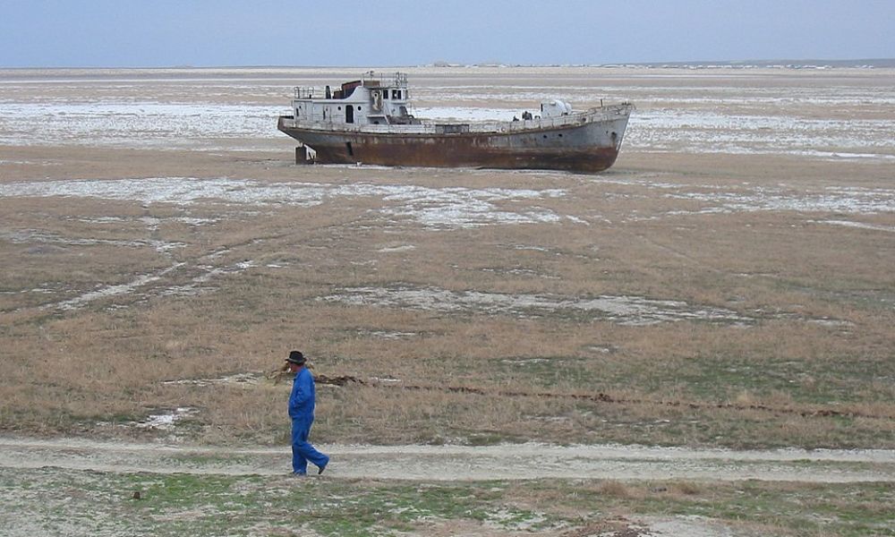 Un barco abandonado en un sector seco del mar de Aral. 