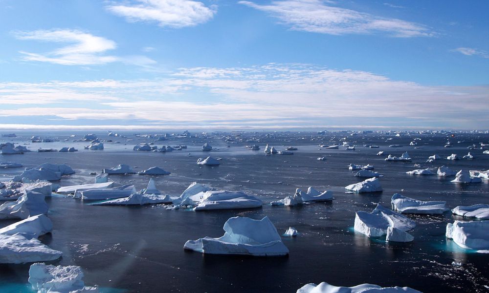 Bloques de hielo en el océano más pequeño del mundo. 