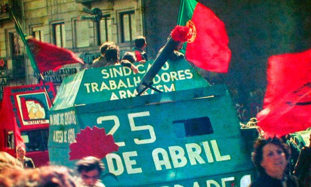 Fotografía histórica de la manifestación por el 25 de abril en Portugal