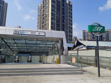 La estación de metro más profunda del mundo está en Chongqing, China.