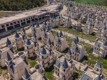 Ciudad de castillos "Disney" abandonada en Turquía.