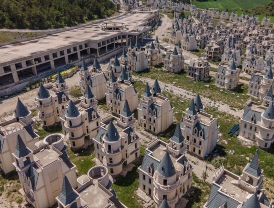 ¿En qué país está la ciudad de castillos "Disney" abandonada?