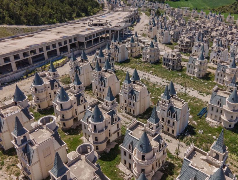 Ciudad de castillos "Disney" abandonada en Turquía.