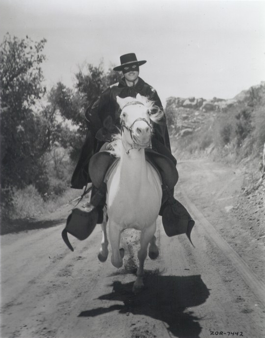 El Zorro arriba de su caballo. 