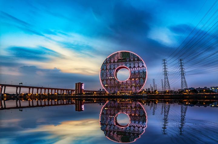 Edificio circular de Guangzhou, reflejado en el río Pearl.