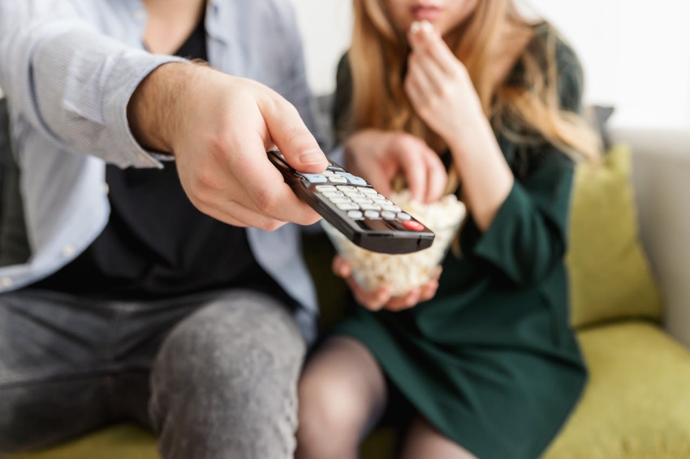 Dos personas mirando la película más corta de la historia. 