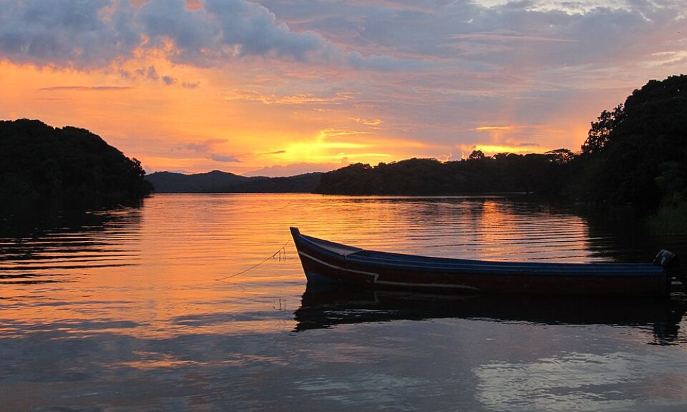 El lago más grande de América Central durante un atardecer. 