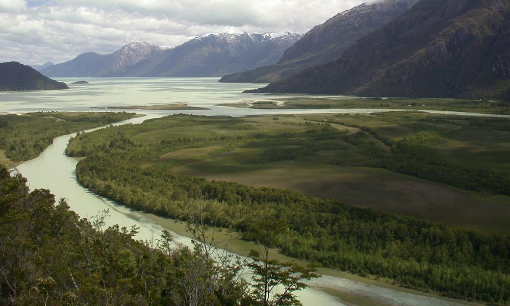 Panorama que rodea el río más caudaloso de Chile. 