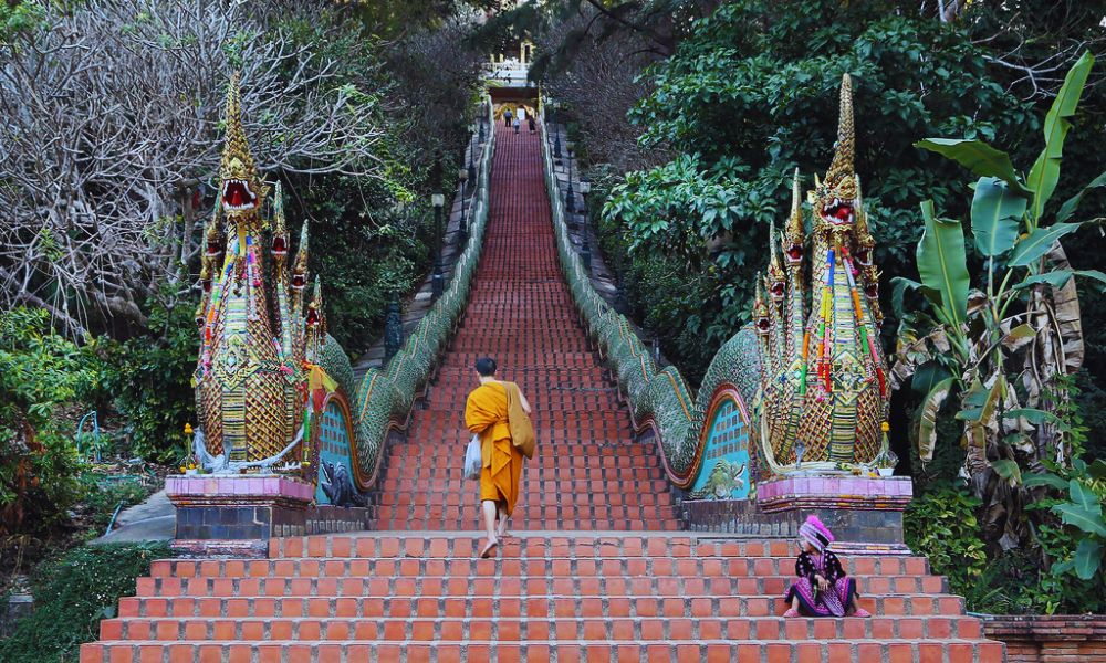 Escaleras para llegar al templo budista más importante del norte de Tailandia