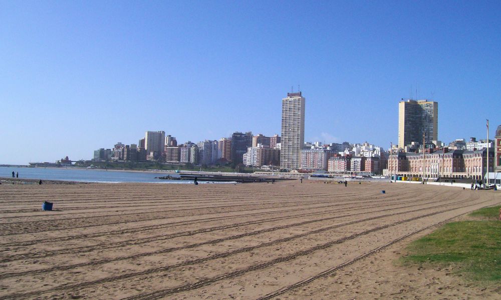 Vista panorámica de la ciudad, con el edificio más alto de Mar del Plata.