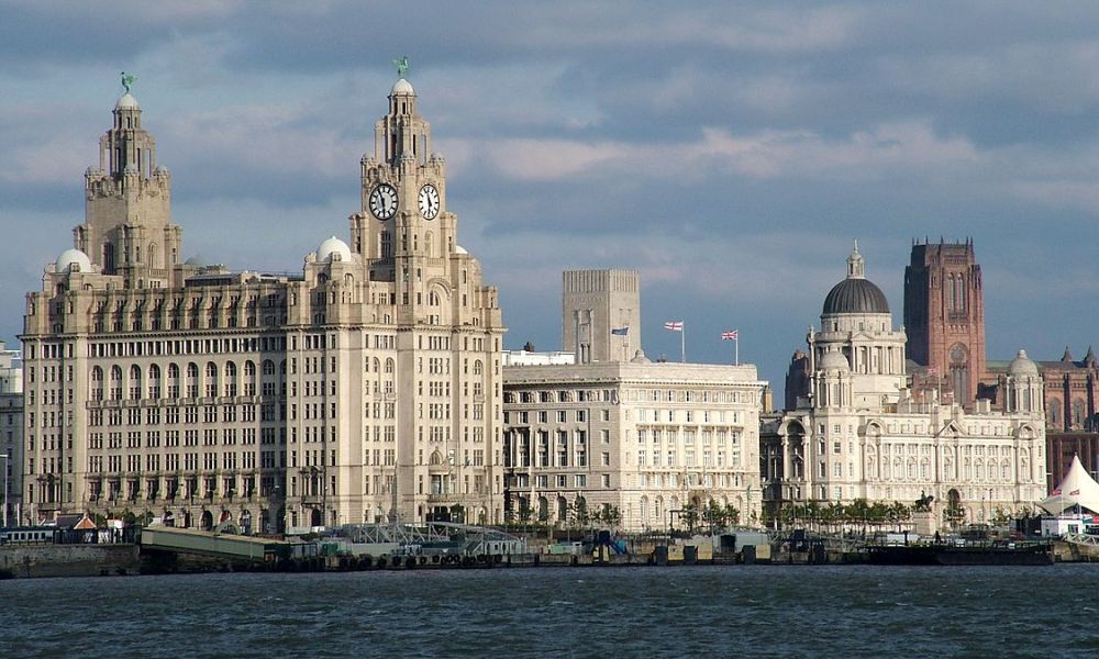 Edificios históricos en el Puerto de Liverpool, Inglaterra.