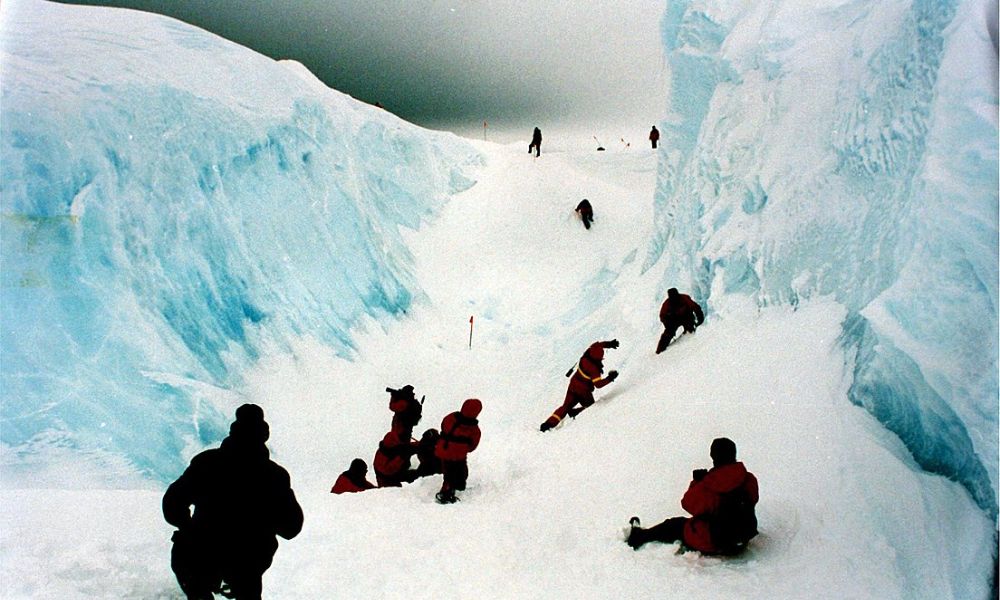Exploradores recorren la barrera de hielo de Ross.