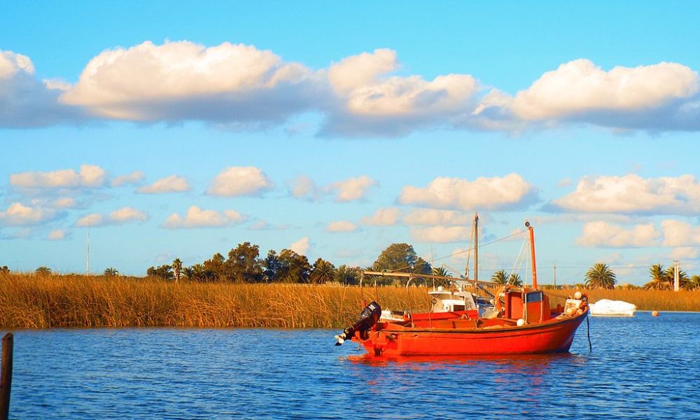 Barco de pesca en Uruguay con el cielo despejado de fondo.