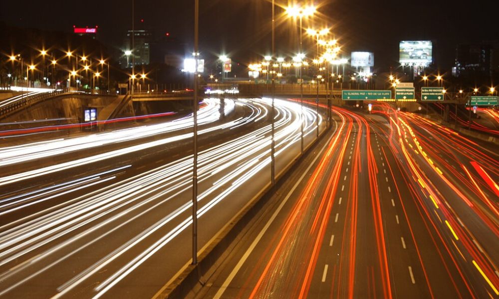 Autopista Panamericana de noche.