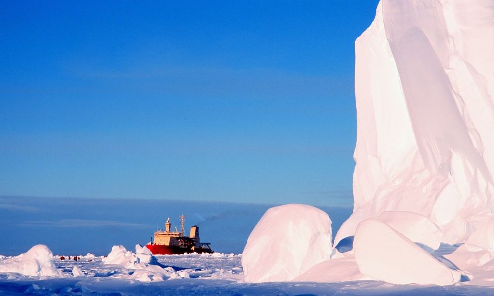 Un barco juto a la barrera de hielo de Ross. 