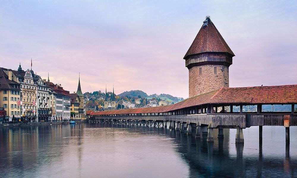 Vista panorámica del puente de madera más antiguo de Europa.