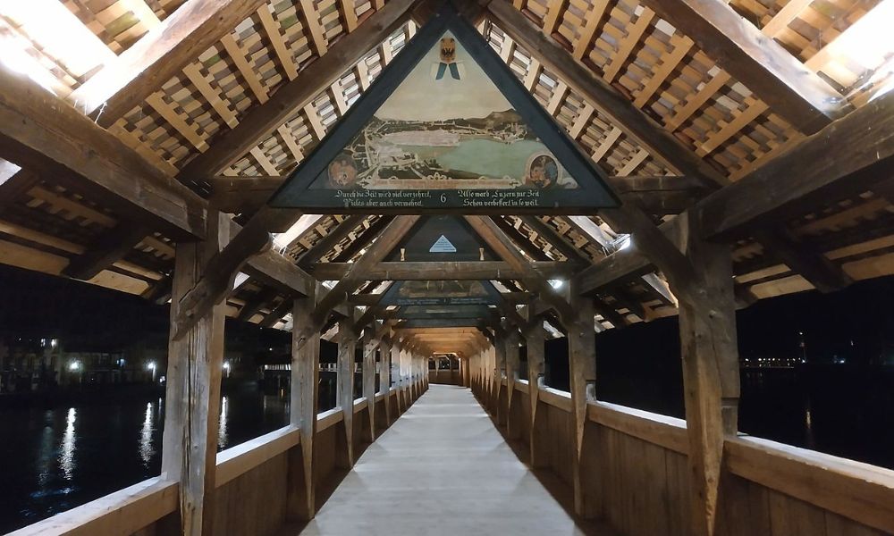 Diseño interior del puente de madera más antiguo de Europa.
