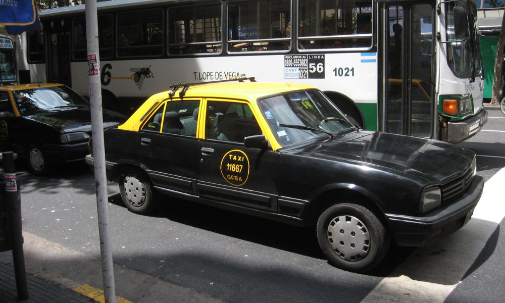 taxi en la calle en buenos aires con colectivo 56 atrás