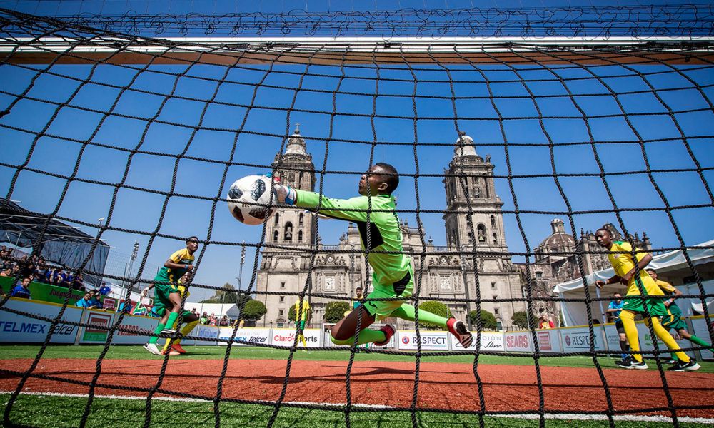 Arquero atajando en el Mundial de Fútbol para personas en situación de calle