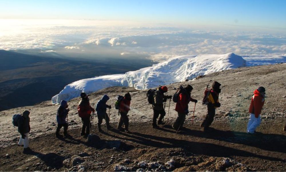 Personas escalan el glaciar Rebmann.