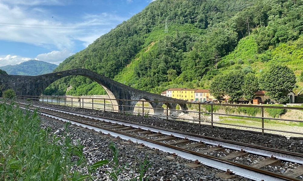 Tren que circula debajo del puente del Diablo de Italia. 