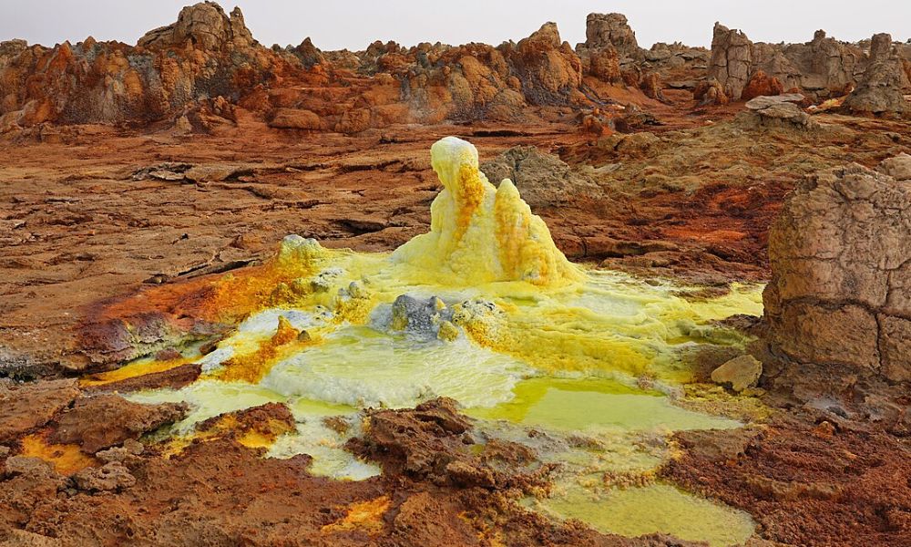 Detalles coloridos del paisaje del lugar habitado más caluroso del mundo.