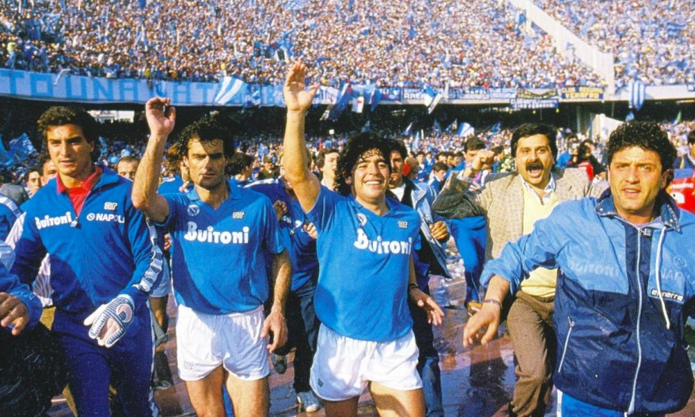 10 de mayo - Diego Maradona gana el primer campeonato para el Napoli, de Italia.