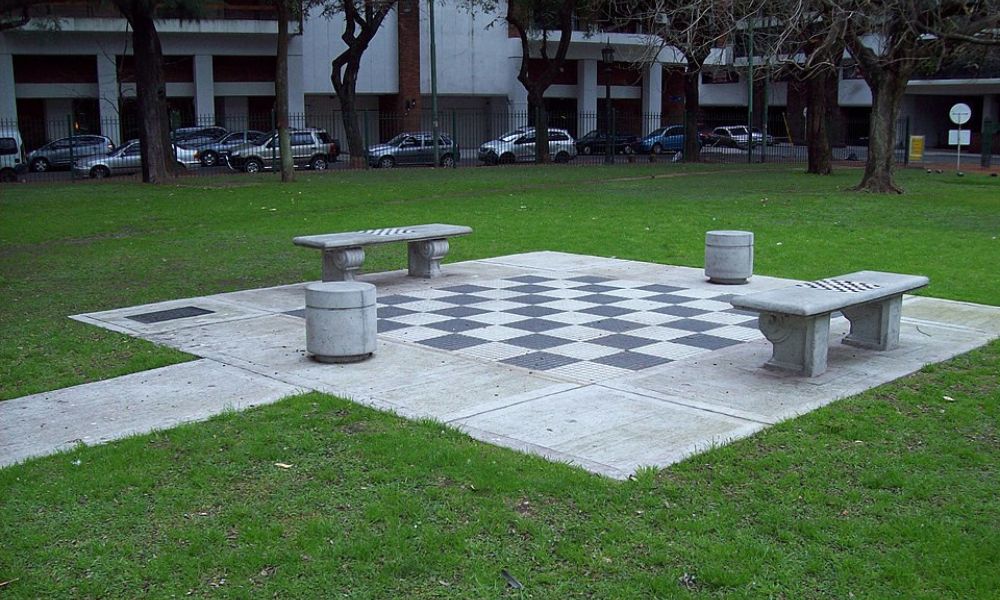 Ajedrez, que comparte la Plaza Alemania con la fuente Riqueza Agropecuaria Argentina.