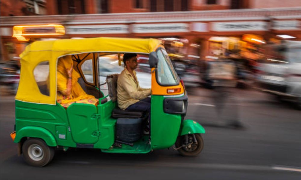 Taxis Rickshaw amarillos y verdes en India
