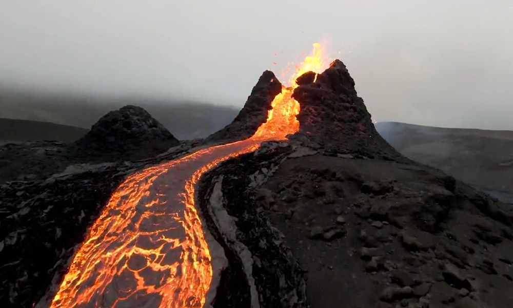 Magma saliendo de un volcán - formación de obsidiana
