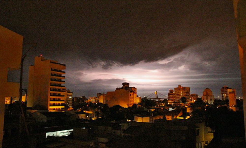 tormenta en la ciudad cielo negro.