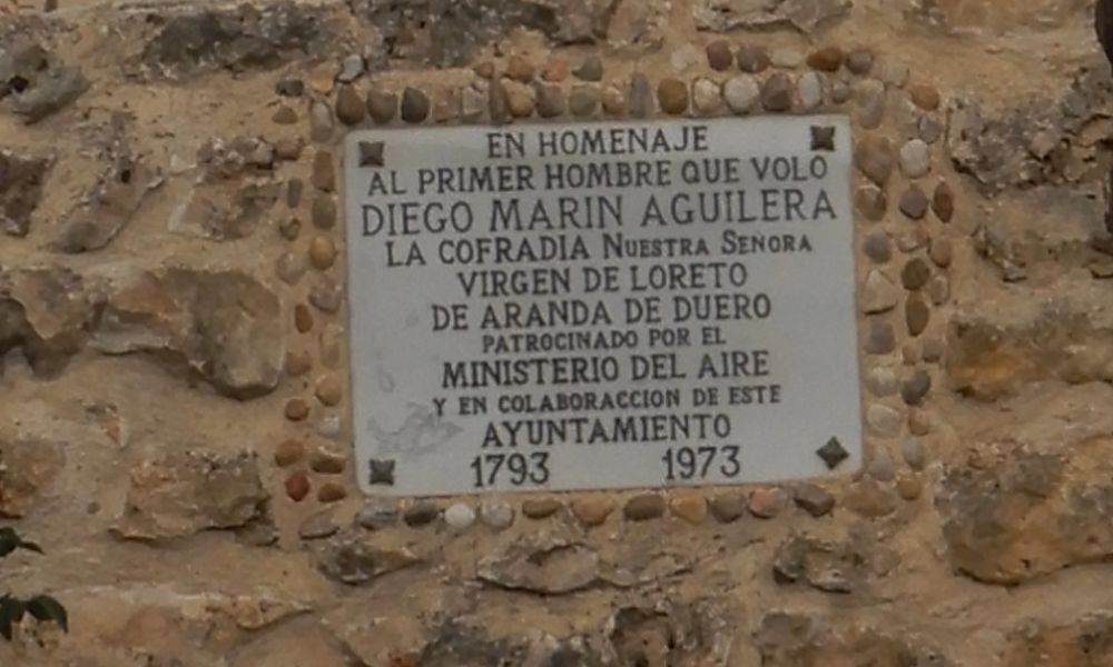 Placa en homenaje a la persona que realizó el primer vuelo de la historia. 