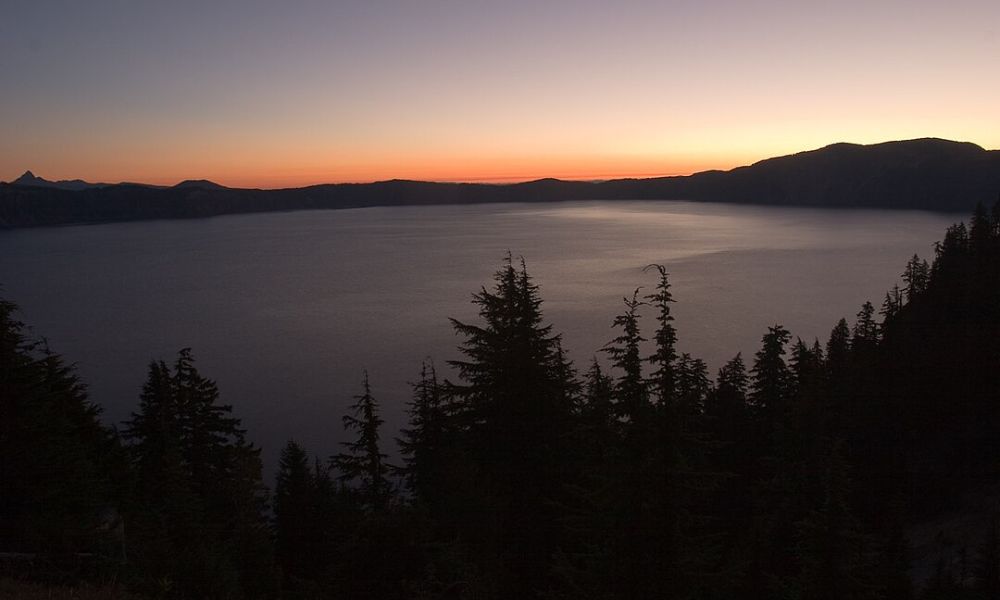 Lago más profundo de Estados Unidos durante un atardecer. 