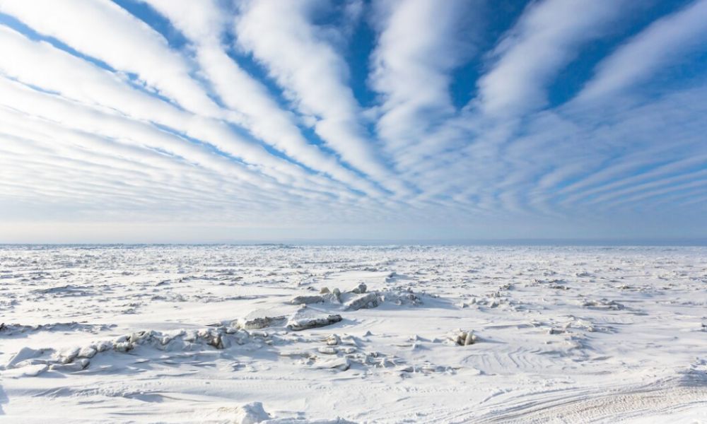 imagen de la nieve en la antartida y el cielo con nubes