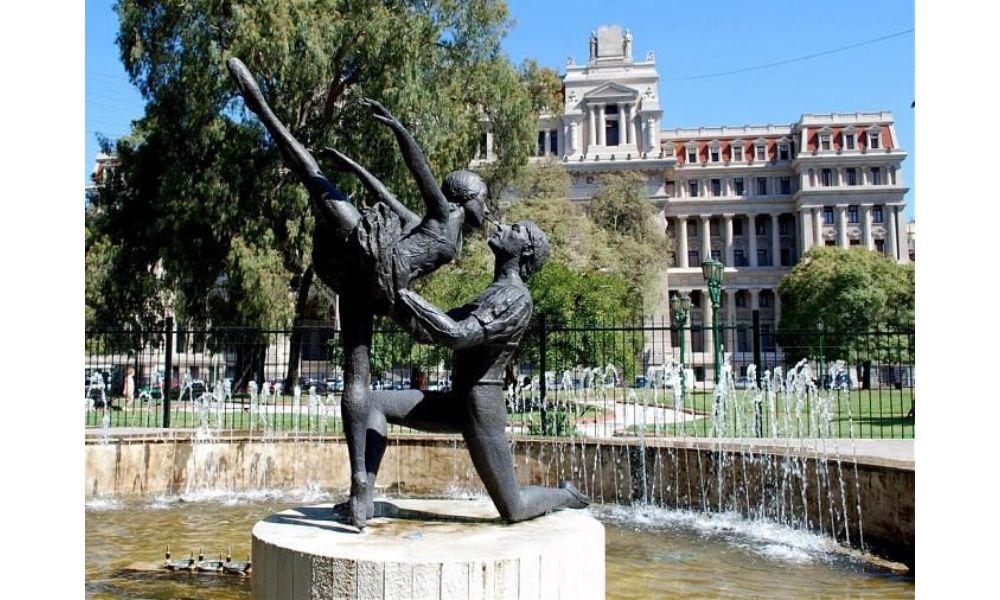 Escultura "Homenaje al Ballet Nacional" de Buenos Aires. 