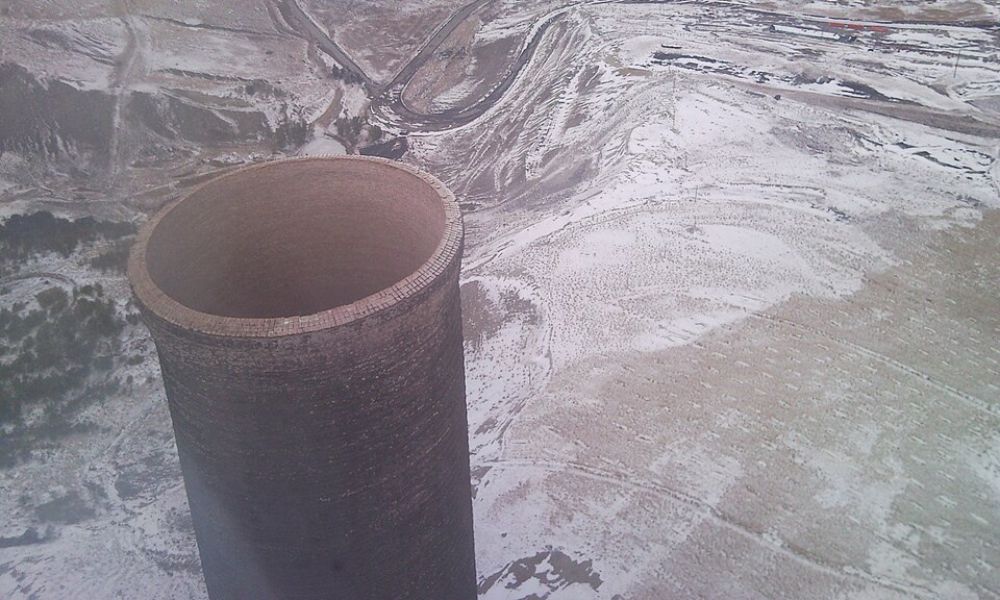 Vista aérea de la chimenea Anaconda Smelter Stack.