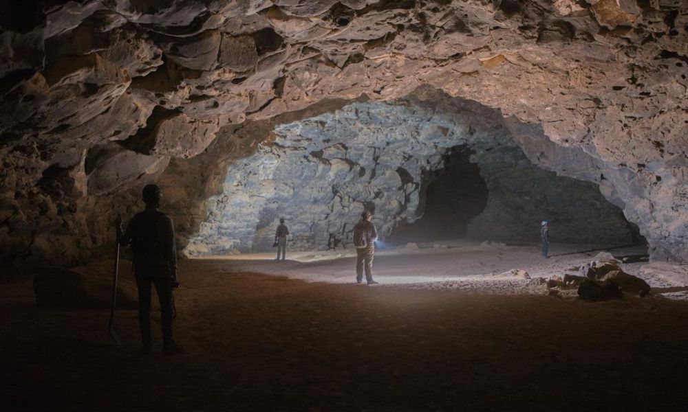 Cueva volcánica formada tras la erupción de un volcán