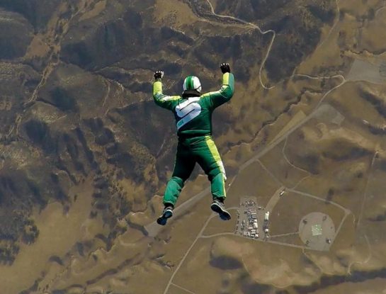 Lucas Aikins: la primera persona que se animó a saltar de un avión sin paracaídas