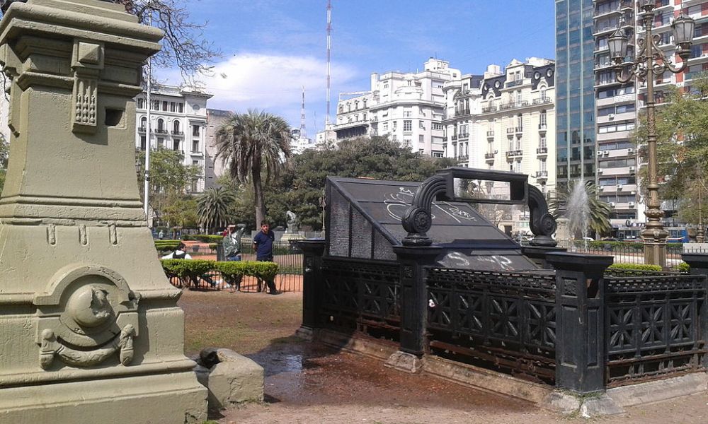 Entrada a la estación central del correo neumático de la ciudad de Buenos Aires.