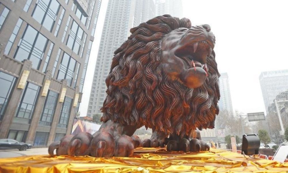Detalles de la escultura de secuoya más grande del mundo. 