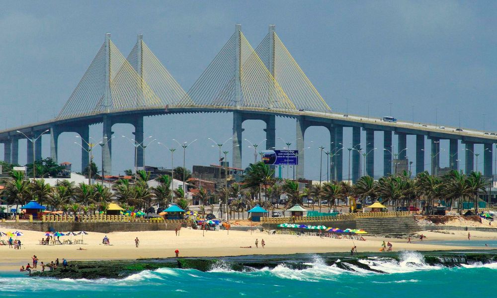 El famoso puente de Natal, observado desde una playa cercana. 