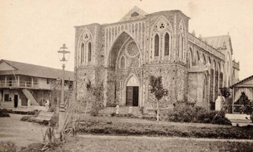 Iglesia Católica siendo construida en Nueva Guinea luego de la recuperación del territorio por parte de la corona española.