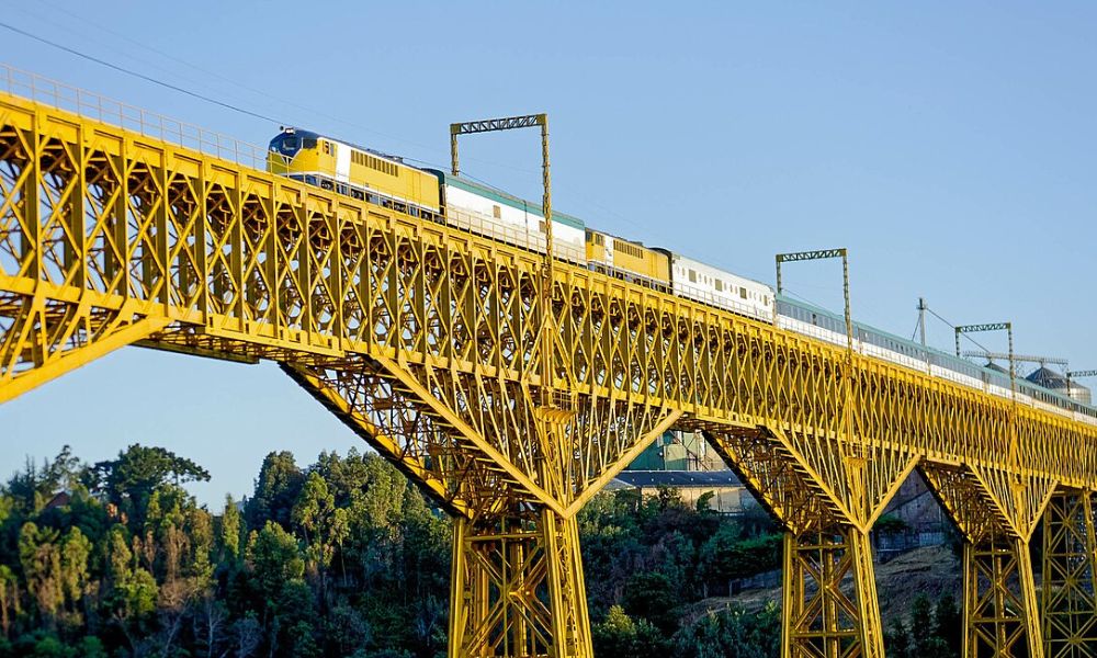 Un tren sobre el cuarto puente ferroviario más alto de Chile. 