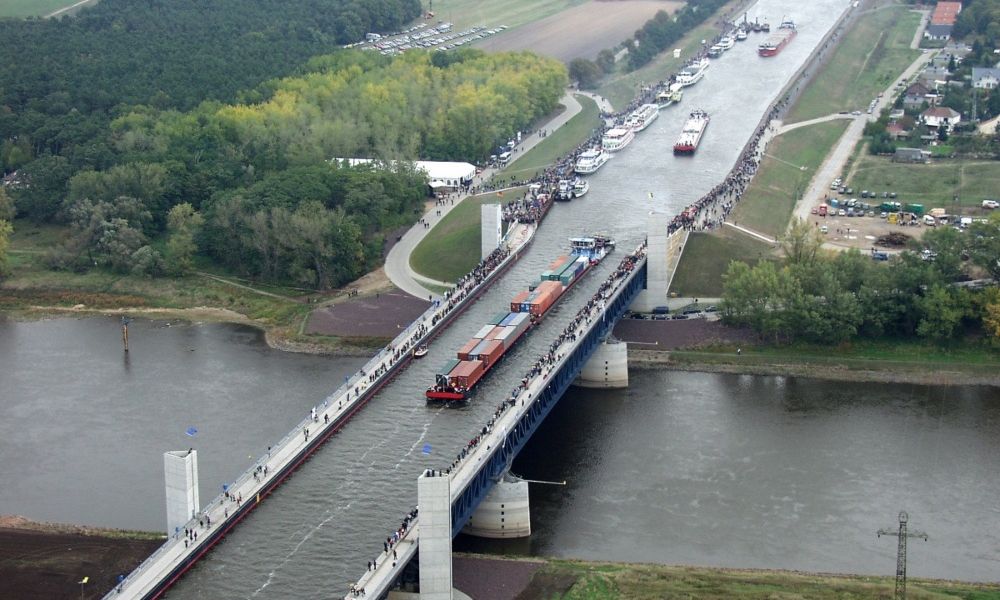 Cruce de barcos en el puente de agua navegable más largo del mundo. 