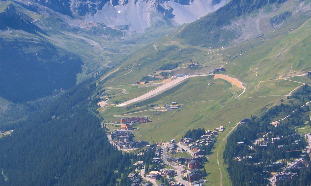 Paisaje que rodea al aeropuerto más empinado del mundo. 