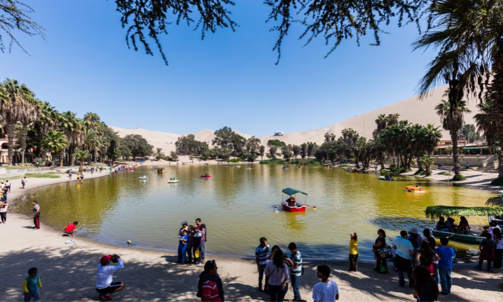 Laguna del oasis, repleta de turistas.