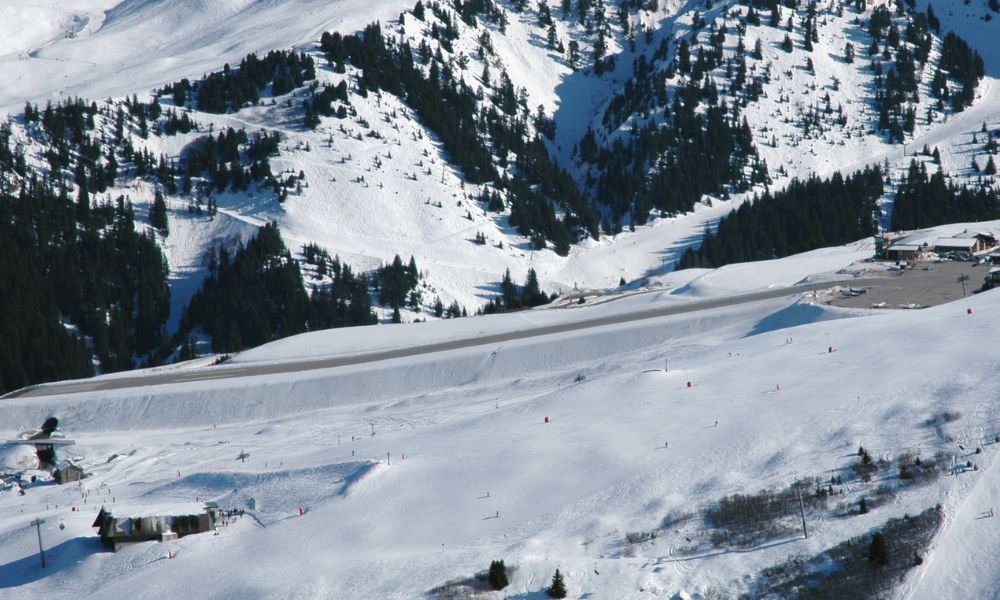 El aeropuerto internacional más empinado del mundo durante el invierno. 