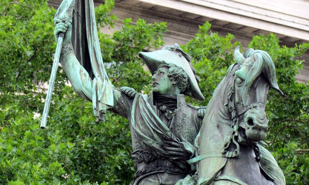 Detalles del monumento al General Manuel Belgrano de Plaza de Mayo.