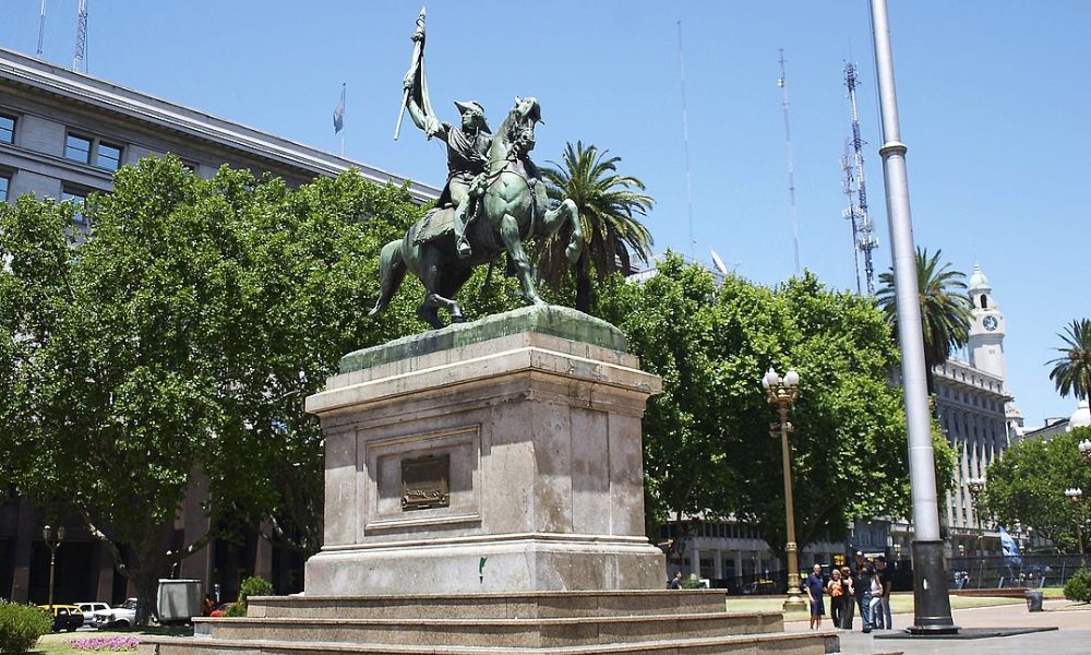 Vista al monumento al General Manuel Belgrano de Plaza de Mayo.