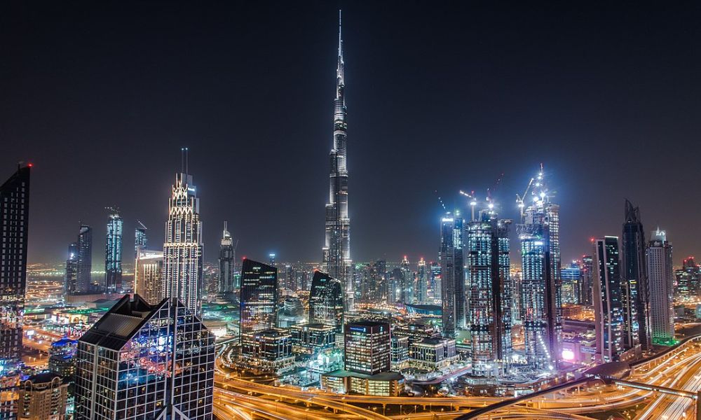 Vista nocturna del edificio más alto del mundo. 